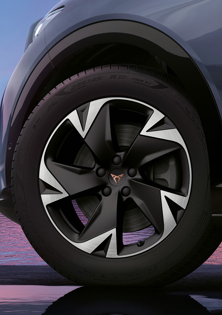 nuova cupra tavascan 2024 con cerchi aero da 19” in sport black opaco 
