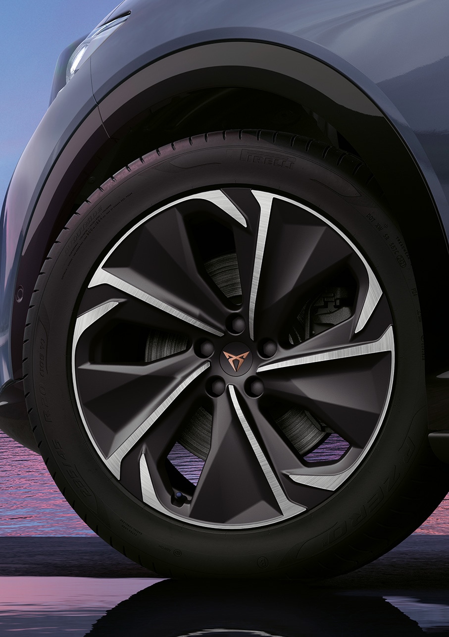 nuova cupra tavascan 2024 con cerchi aero da 20” in sport black opaco 