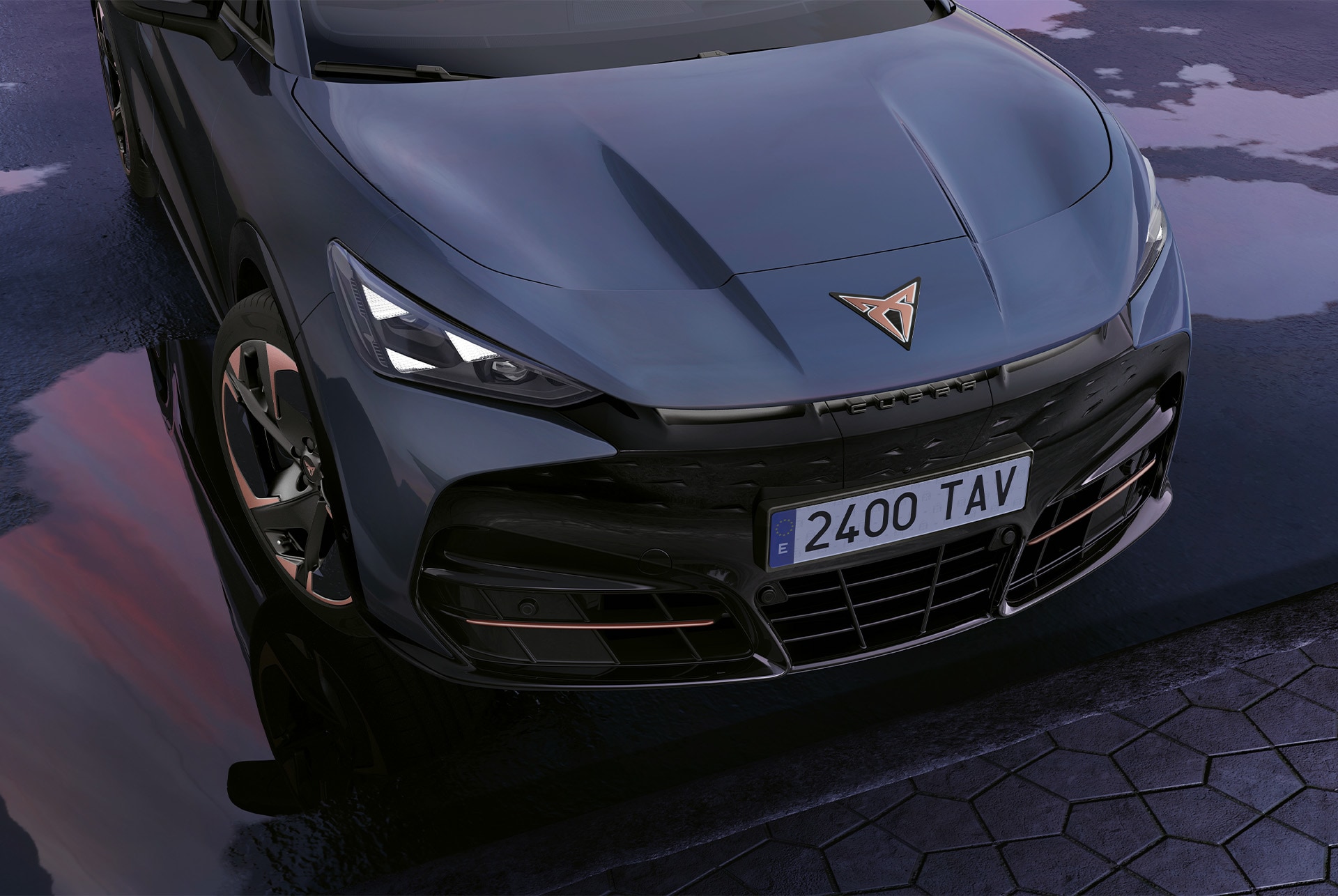Front des 2024 CUPRA Tavascan mit Nummernschild, Kupfer-Logo auf Motorhaube und Scheinwerfer 