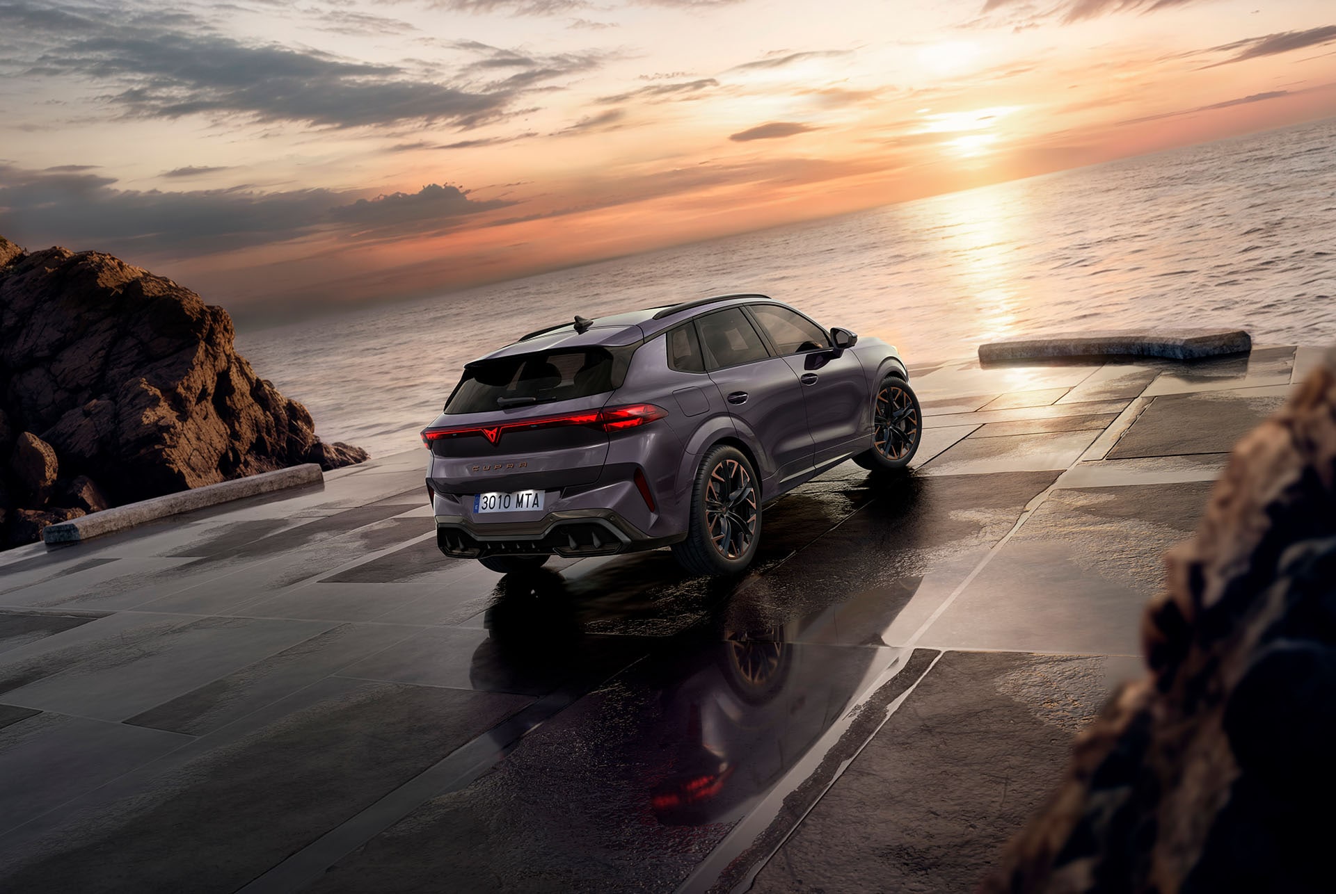 Vue arrière de la CUPRA Terramar 2024 avec moteur e-HYBRID, feux HD, DCC Sport, jantes «Hadron Copper» 20", intérieur «High Canyon» et feux arrière 3D avec logo CUPRA, au coucher du soleil.
