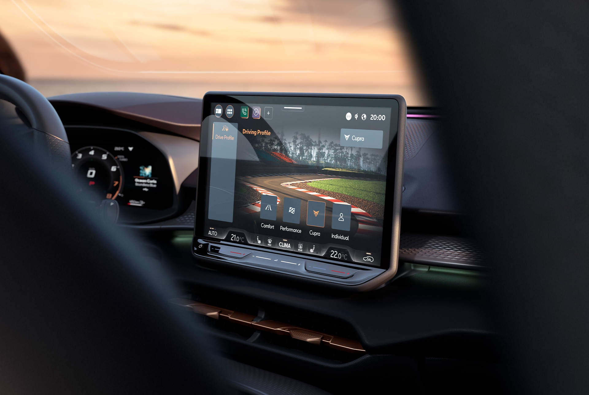 Système d’info-divertissement de 12.9" de la CUPRA Terramar avec affichage de la nouvelle régulation adaptative du châssis (DCC) pour une meilleure dynamique de conduite grâce à des amortisseurs adaptatifs.