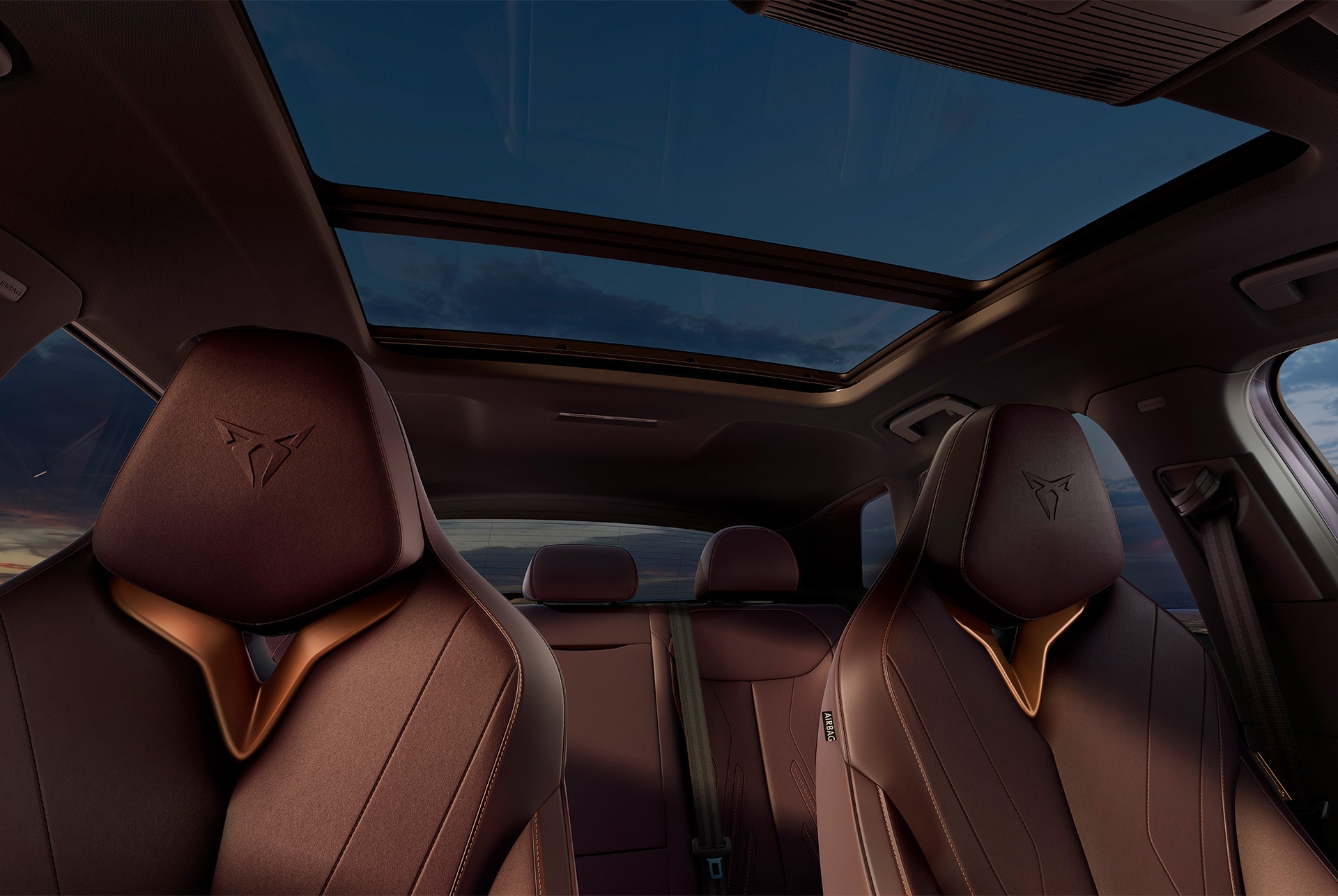 CUPRA Terramar avec intérieur «High Canyon» avec toit panoramique électrique offrant beaucoup de lumière naturelle et une sensation d’espace, sièges en cuir, vue de l’avant.
