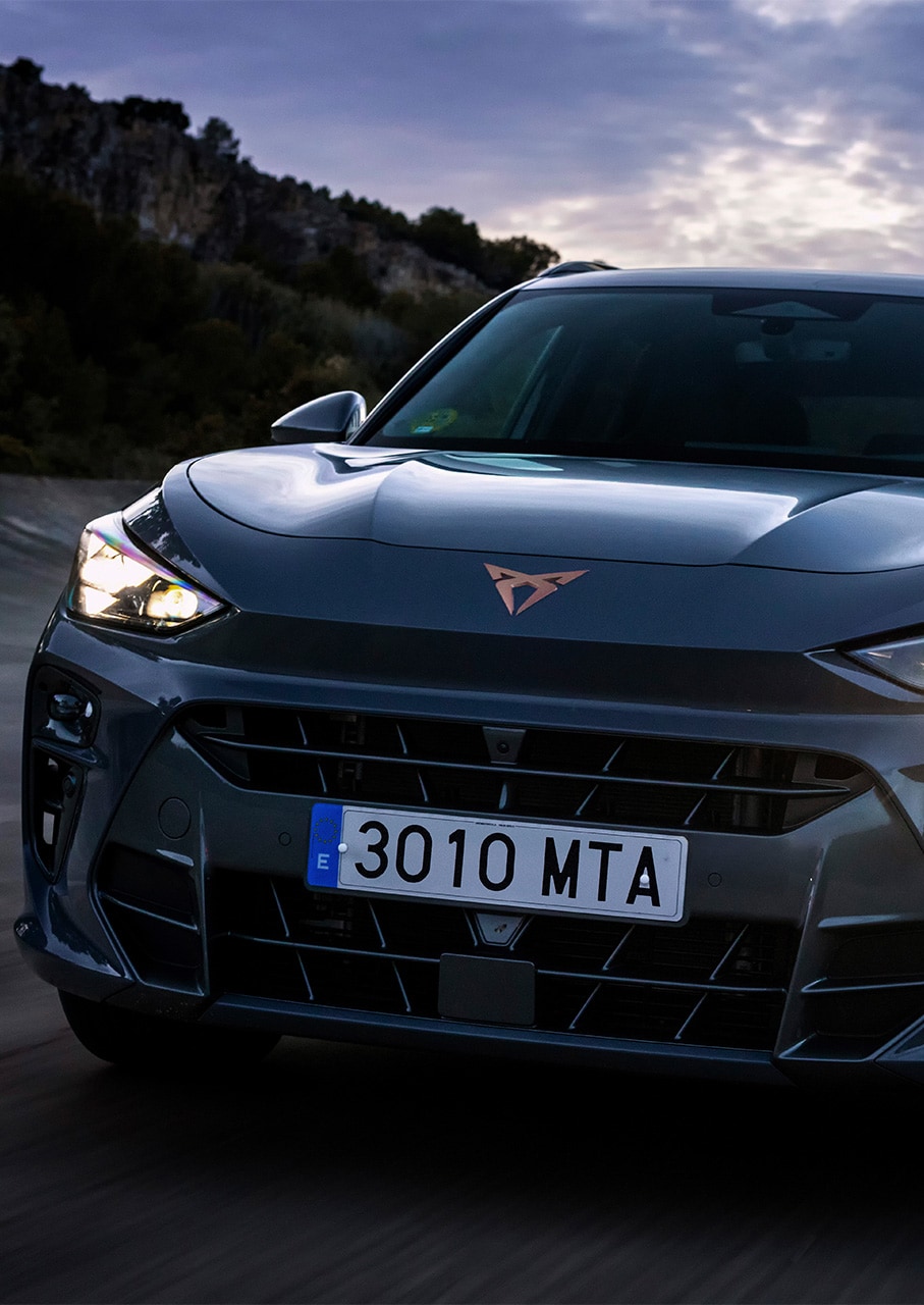 Gros plan de l’avant de la CUPRA Terramar VZ en Dark Void avec les feux Matrix LED ULTRA CUPRA et l’éclairage HD ainsi que les jantes «Hadron Copper» de 20".