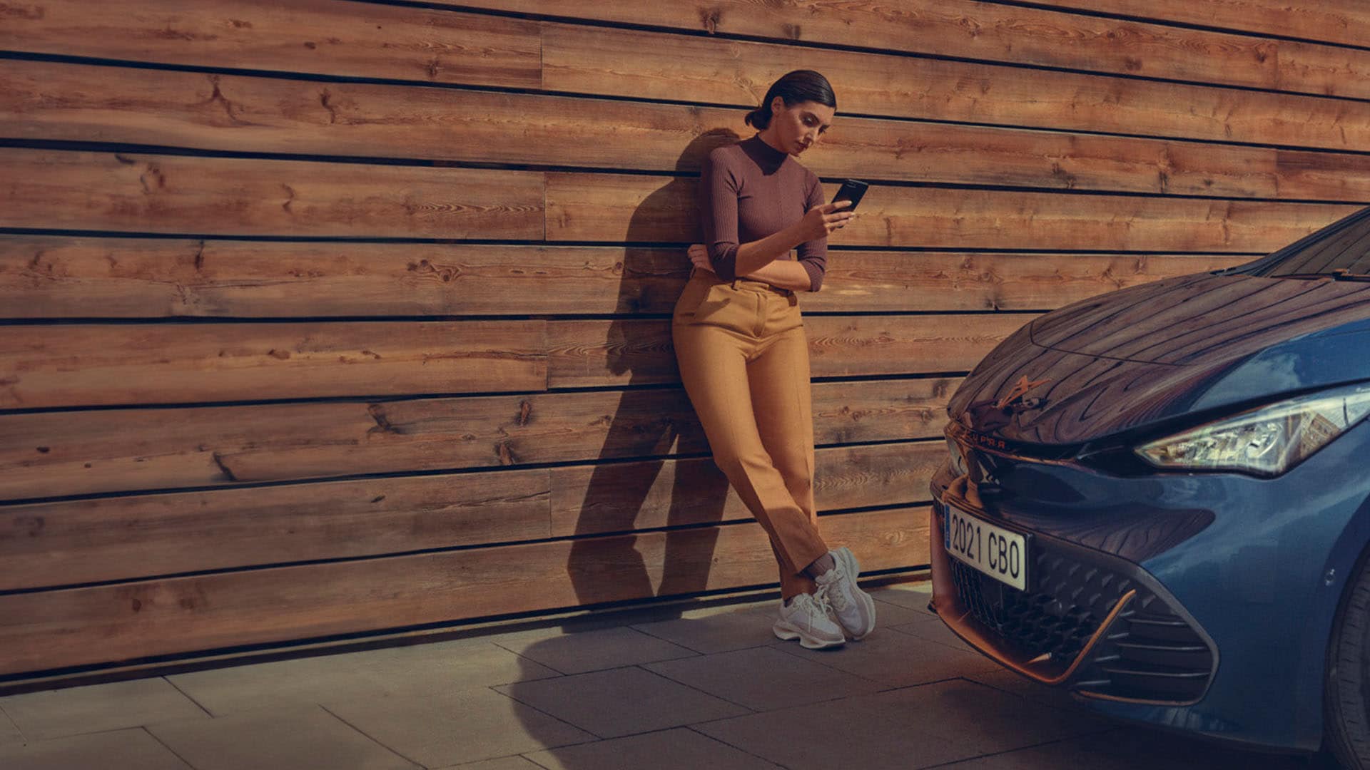 Un uomo utilizza l’app My CUPRA sul telefono