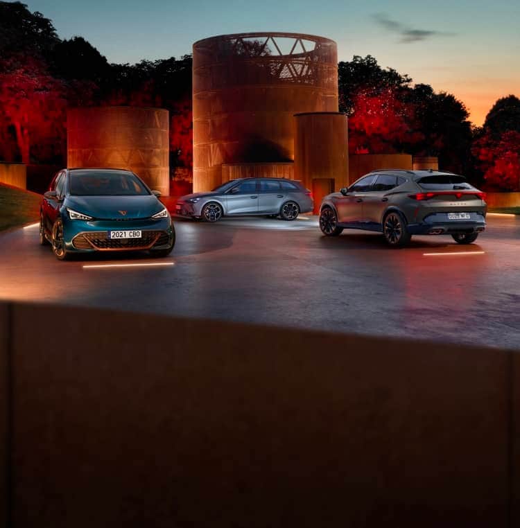 Drei CUPRA Firmenwagen, darunter der CUPRA Born, der CUPRA Leon Sportstourer und der CUPRA Formentor, präsentieren sich in sportlich elegantem Design.