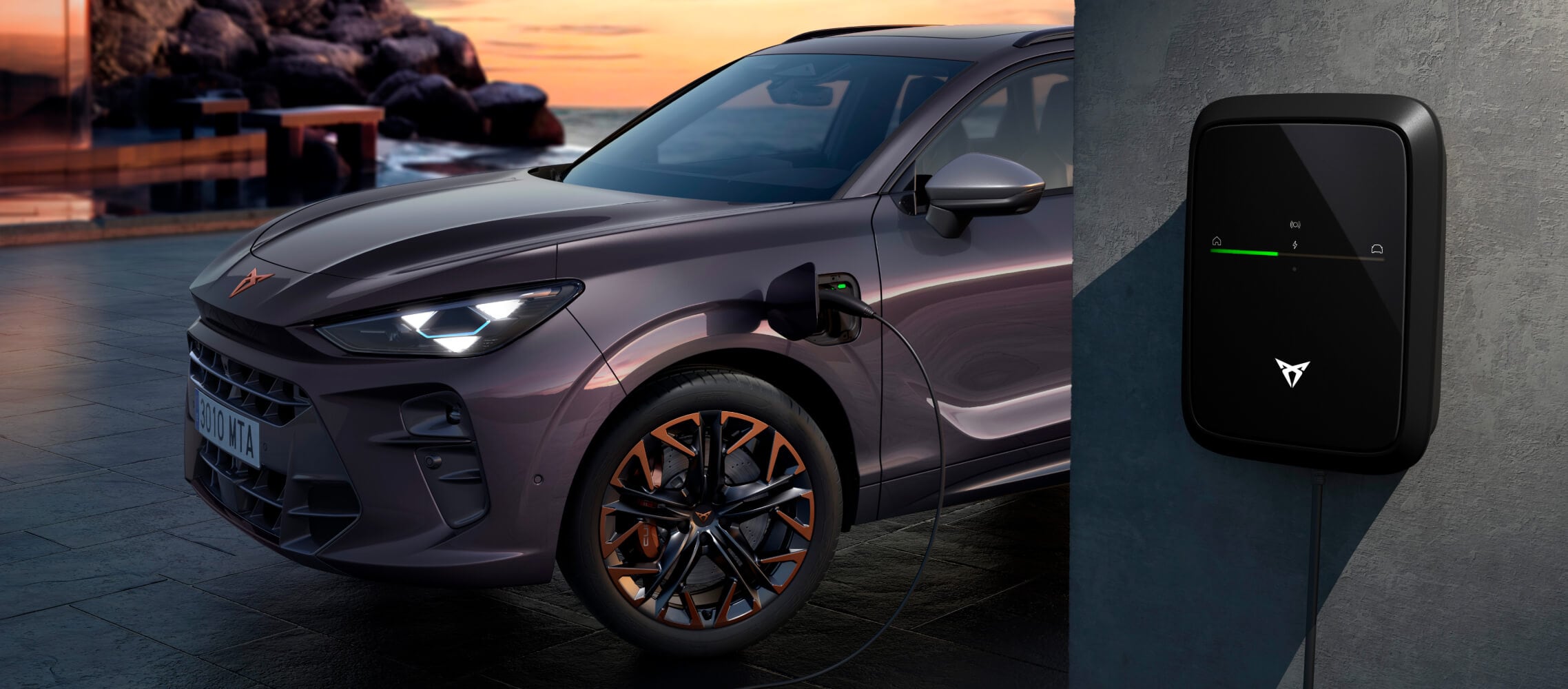 Cupra terramar zm phev Firmenwagen, für cupra Flottenlösungen, in dunkler Leere, geparkt während des Ladevorgangs mit dem cupra Ladegerät, vor einer landschaftlich reizvollen Kulisse bei Sonnenuntergang.