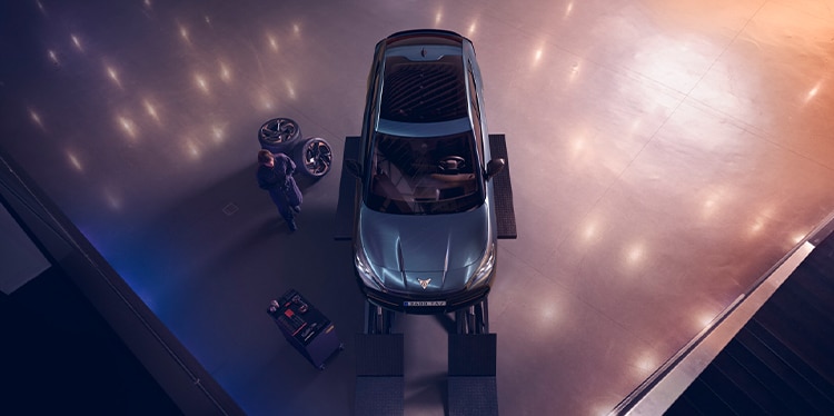 Der CUPRA Tavascan steht in einer Werkstatt für Wartungsarbeiten.