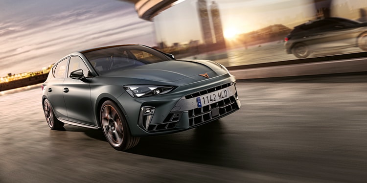 CUPRA Leon Plug-in Hybrid fährt entgegen des Sonnenuntergangs