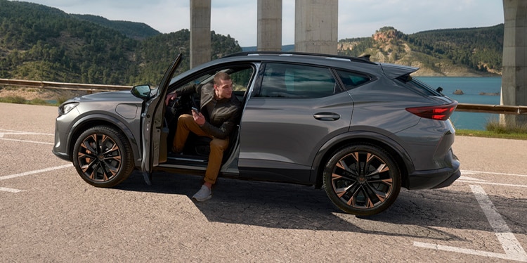 Mann sitzt in seinem CUPRA Formentor