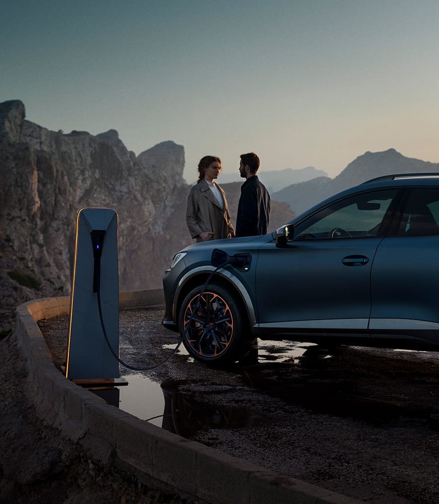 Couple%20using%20CUPRA%20CHARGER