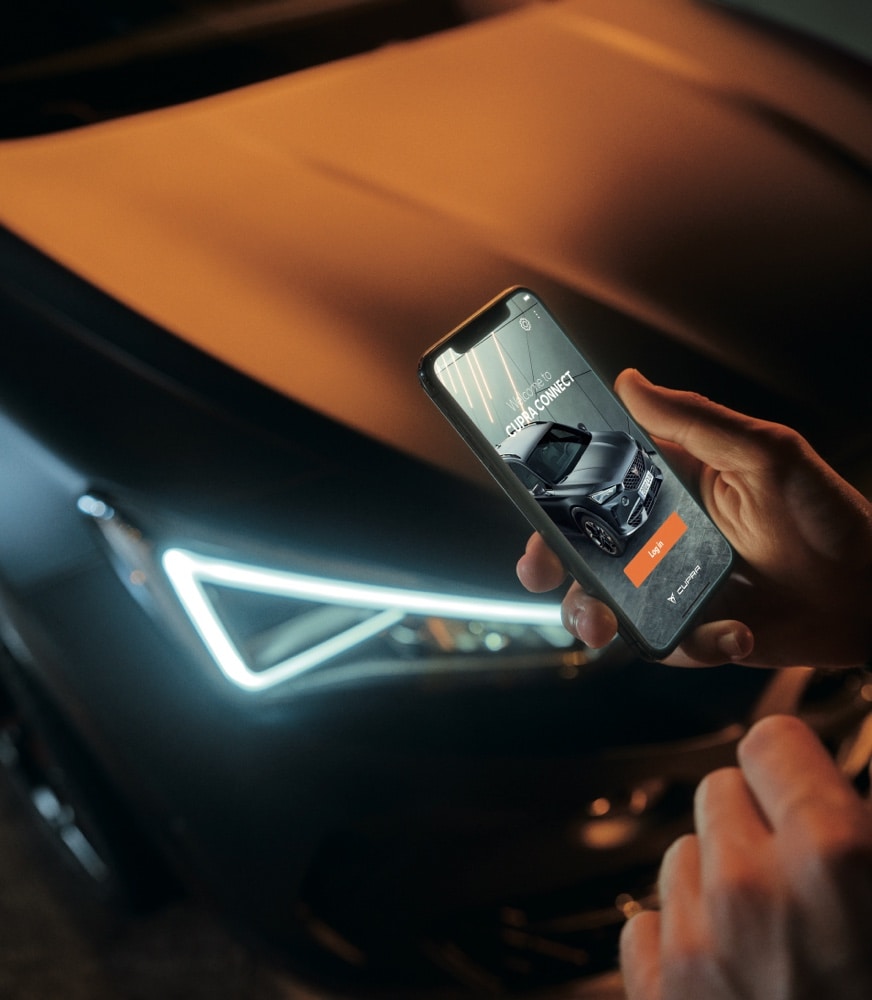 CUPRA%20CONNECT%20App%20auf%20einem%20Smartphone