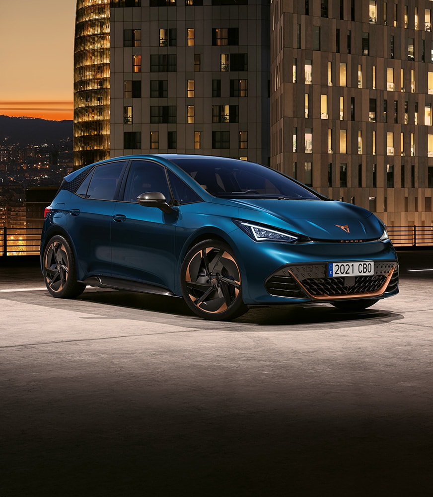 Elektrischer%20Cupra%20Born%20in%20Aurora%20Blue%20bei%20Nacht%20in%20Barcelona