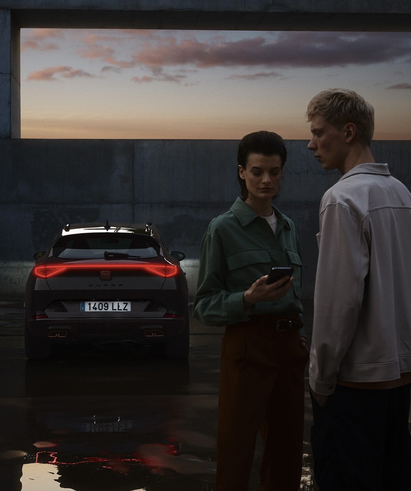 couple-with-mobile-in-front-of-cupra-formentor-dark-camouflage