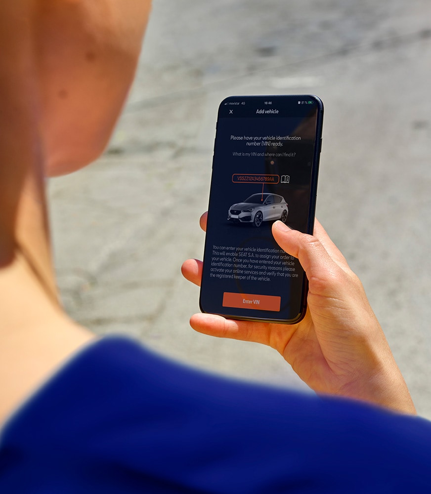 Frau%20meldet%20ihr%20Auto%20in%20der%20CUPRA%20CONNECT%20App%20an%20