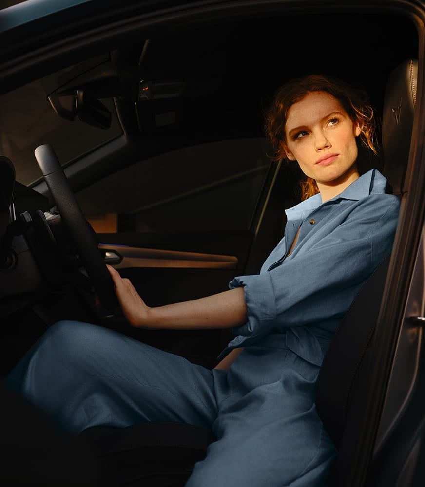 Frau%20aktiviert%20Infotainment-Bildschirm%20mit%20CUPRA%20CONNECT%20App