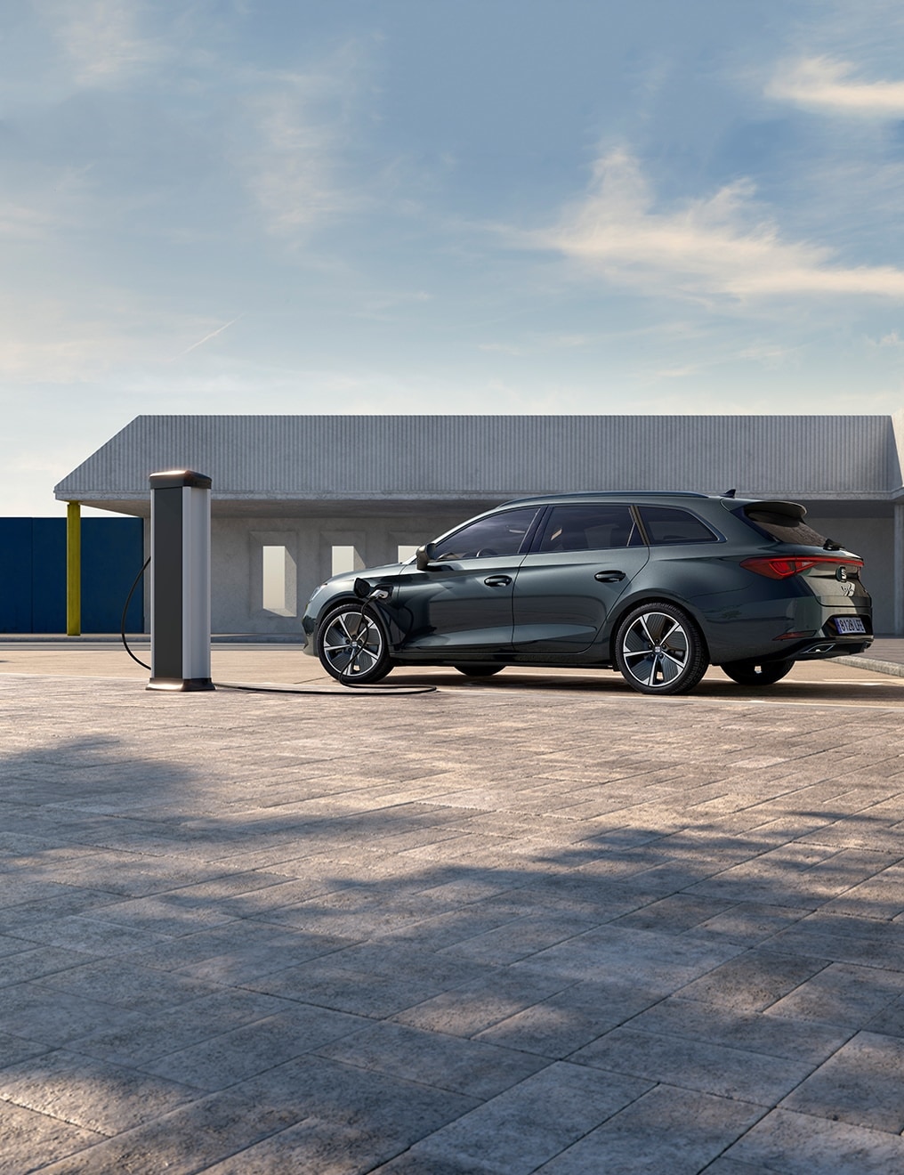 un propriétaire CUPRA et utilisateur d’une voiture de société debout à côté de la voiture de fonction, une voiture hybride rechargeable CUPRA Leon, à l’aide de l’application my CUPRA.